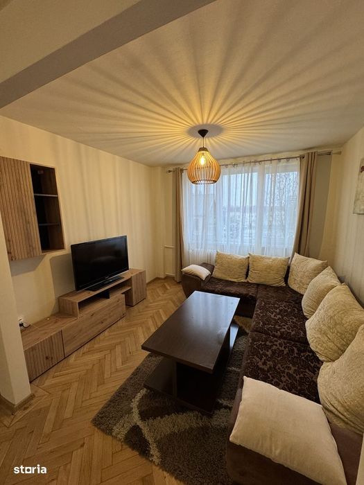 Închiriez apartament 4 camere pe malul Crisului, aproape de centru