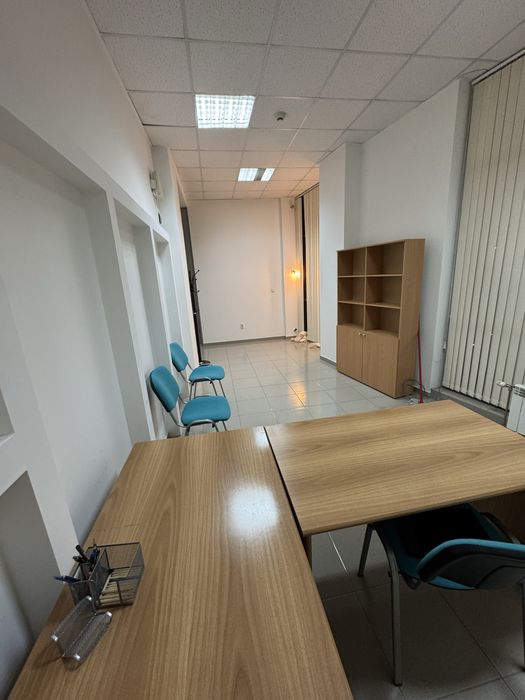 Офис шкаф с рафтове, бюро, стол