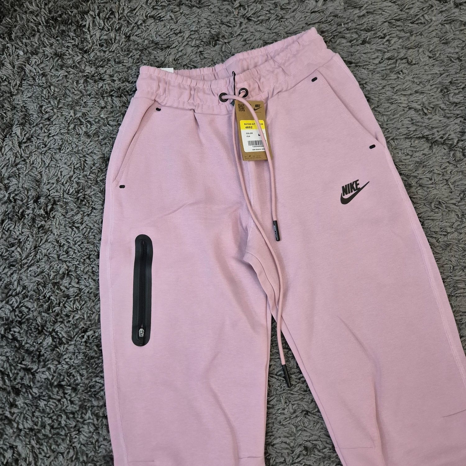 Дамски екипи и долнища Nike, Alo