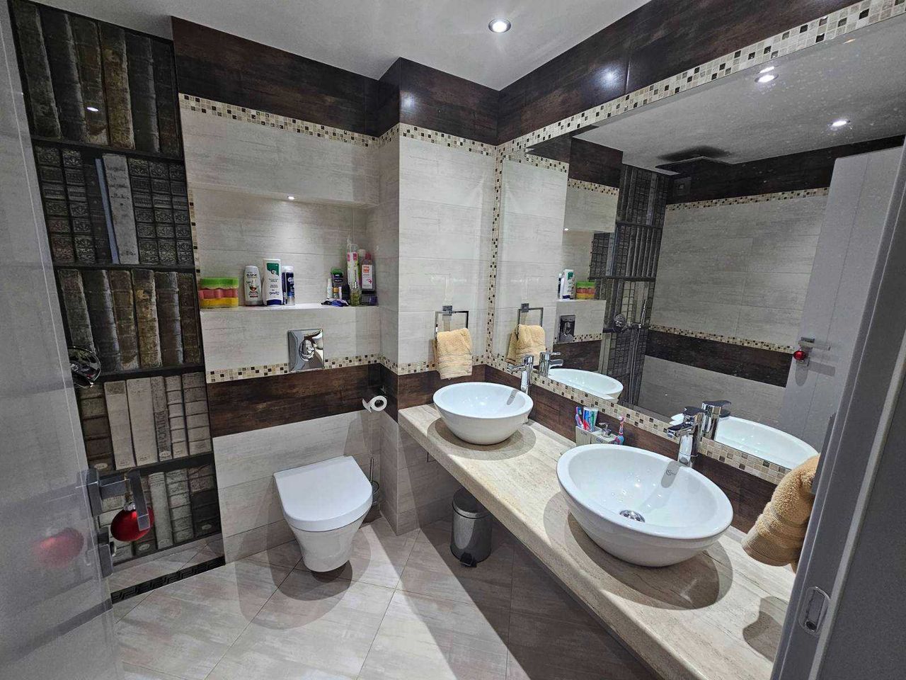 Продава се Тристаен апартамент в Пловдив, Младежки Хълм - 98 кв.м за 2439 €/кв.м - Снимка #2