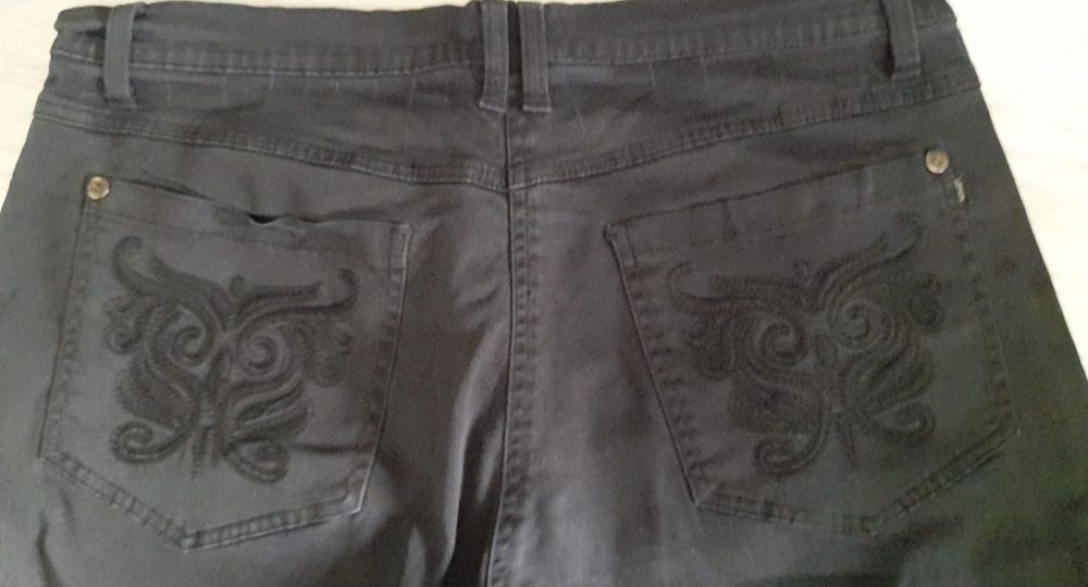 Blugi negrii subtiri