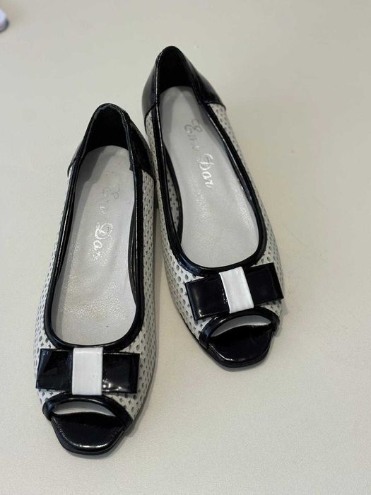 Pantofi decupati din piele naturala