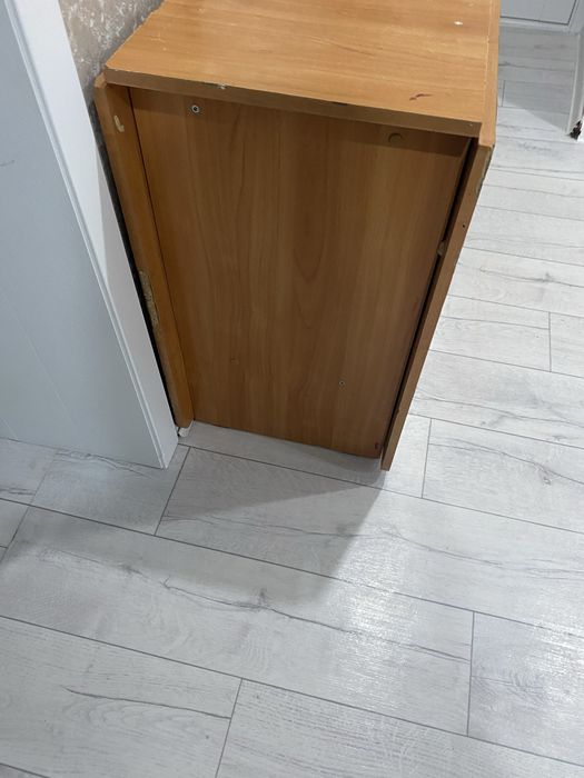 Продам стол,  раздвижной, самовывоз. Во втором крыле тол ко 1 ножка