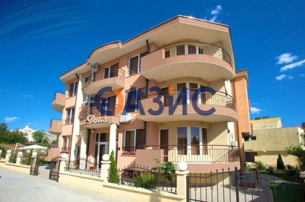Действащ хотел в Несебър, кв. Аурелия, РЗП 885 кв. м,