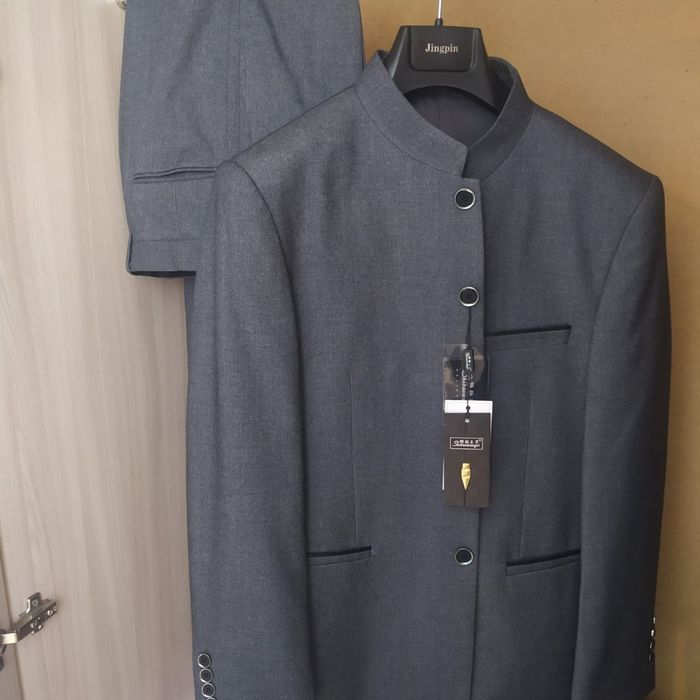 Светло серый костюм  с брюками  двойка стойко воротник 46 размер