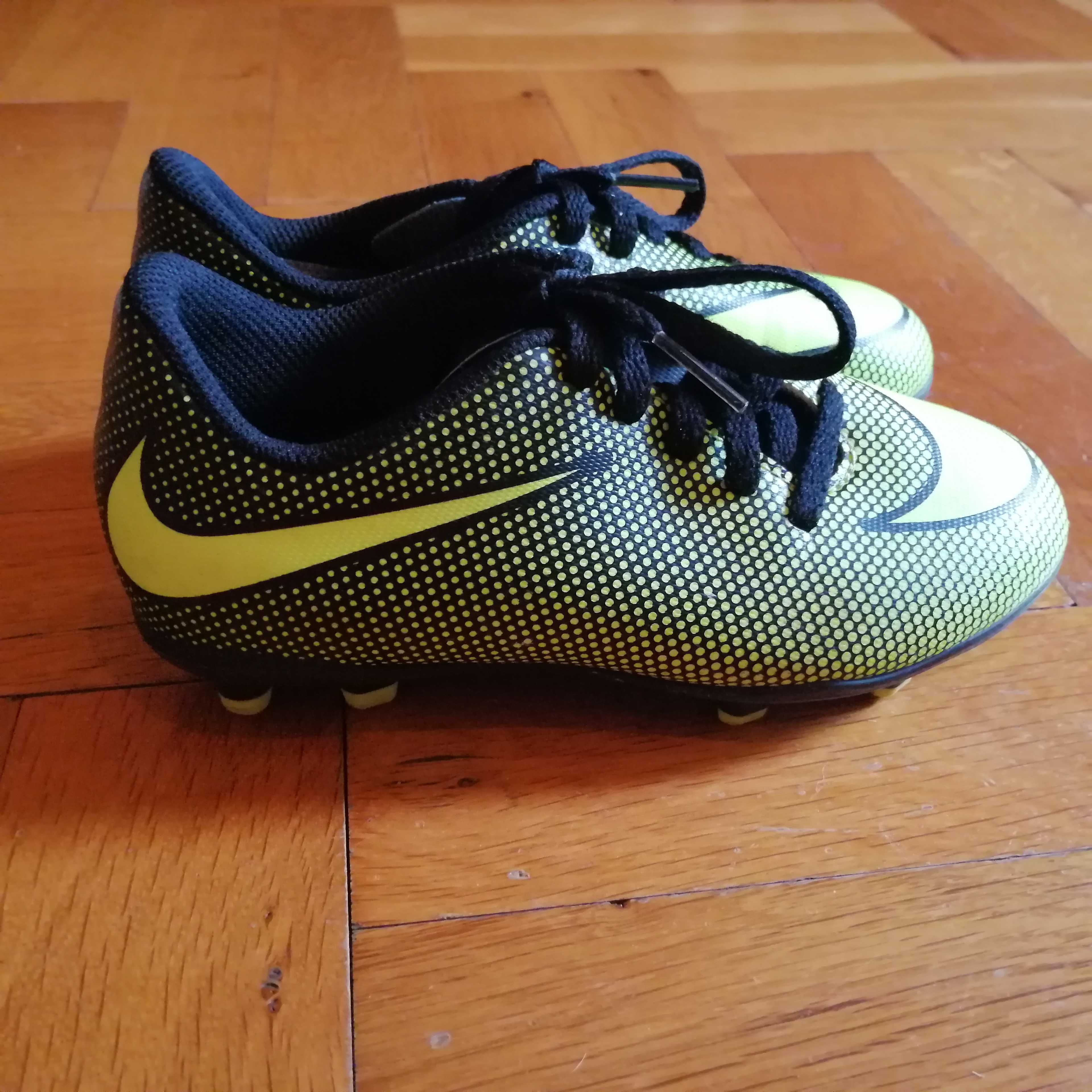 Бутонки за изкуствена трева Adidas Messi, Бутонки за тревен терен Nike