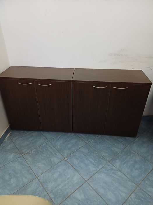 Два шкафа, един отделно с надстройка и маса