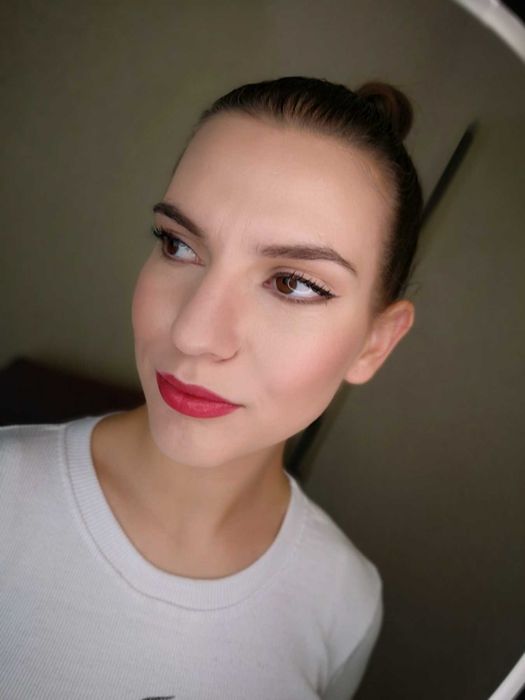 Гримьор предлага професионален грим по домовете