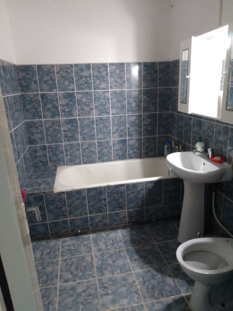 Închiriez apartament 3 camere