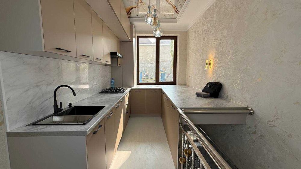 Шахар маркази Сафия 1 қаватда 4 хонали квартира сотилади.ID: 1531