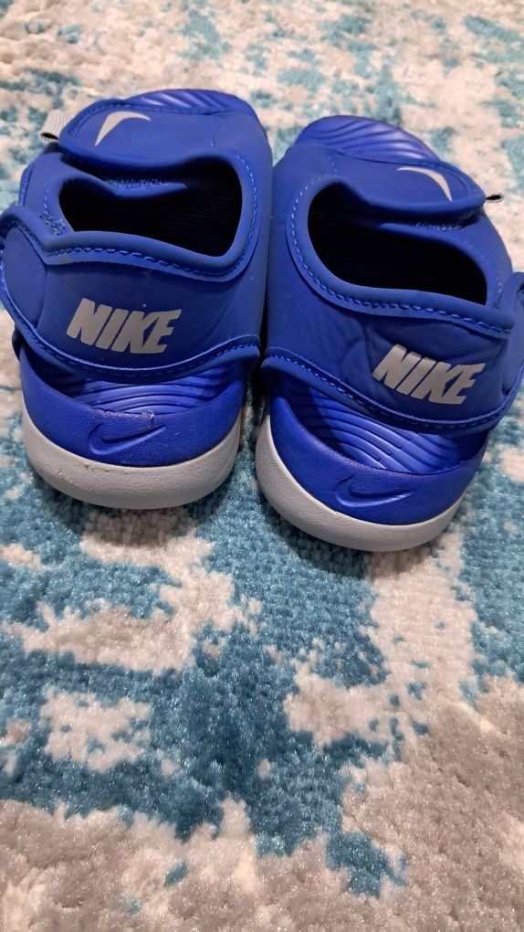 Vând sandale Nike Băieți marimea 32 .pret 60 lei