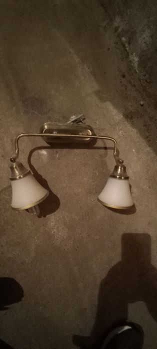 Vând lustra cu 2 becuri