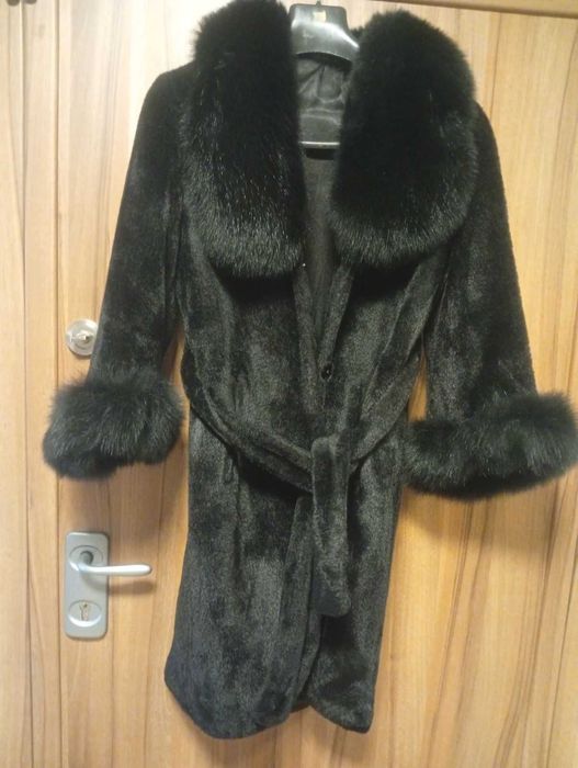 Продавам палто от лисица.