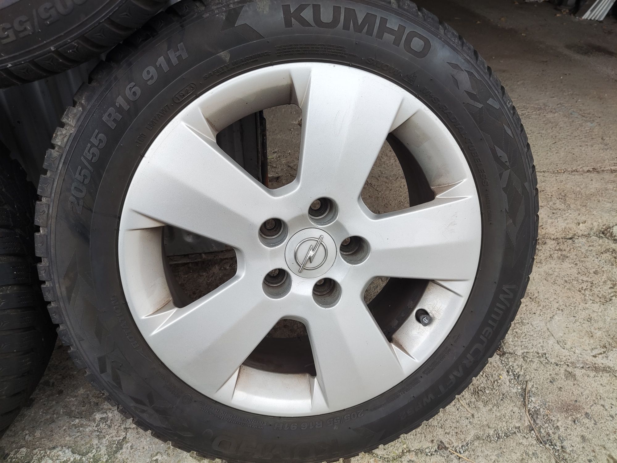 Зимни гуми 205 55 16 с алуминиеви джанти 5х110 R16" за Опел