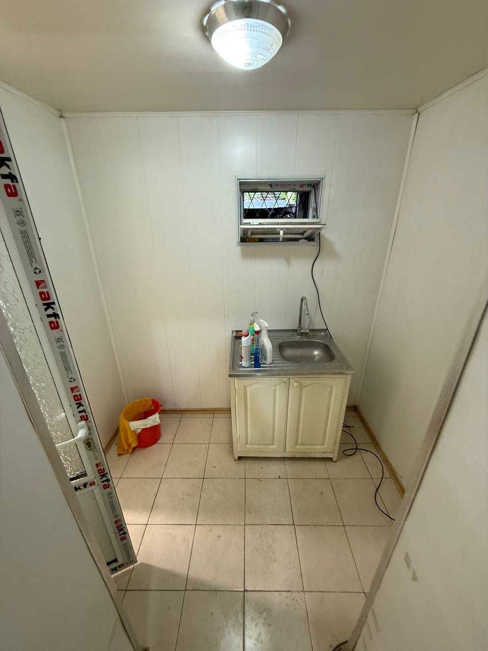 Ofis yoki do'kon uchun joy sotiladi 95 + 20 (zaxvat) umumiy 115 kv.m.