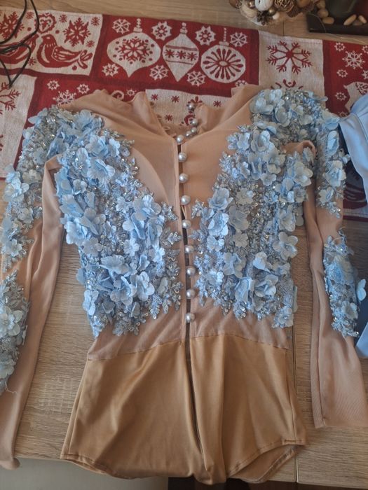 Compleu format din body cu  broderie aplicata manual  și fustă