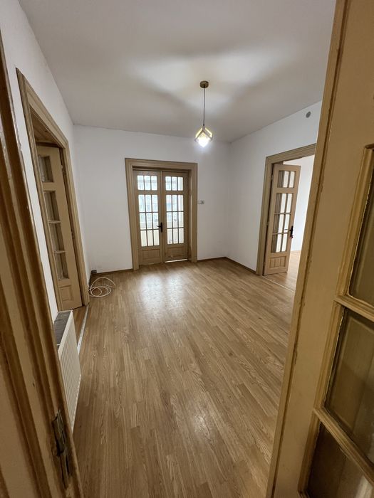 Conac Istoric de inchiriat/Vanzare zona A Urlati /380 mp utili