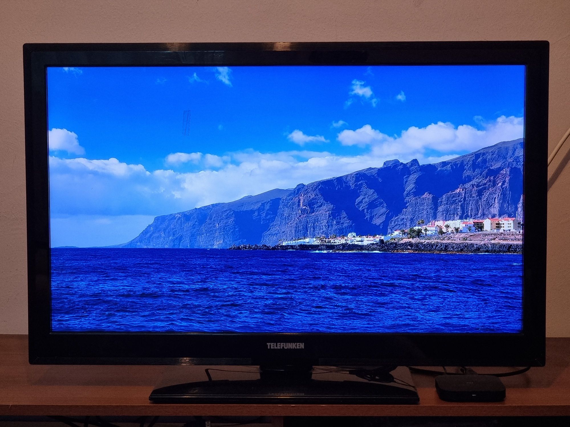Телевизор Telefunken / 32" - FULLHD , Цифрова + Ефирна , Слот за карта