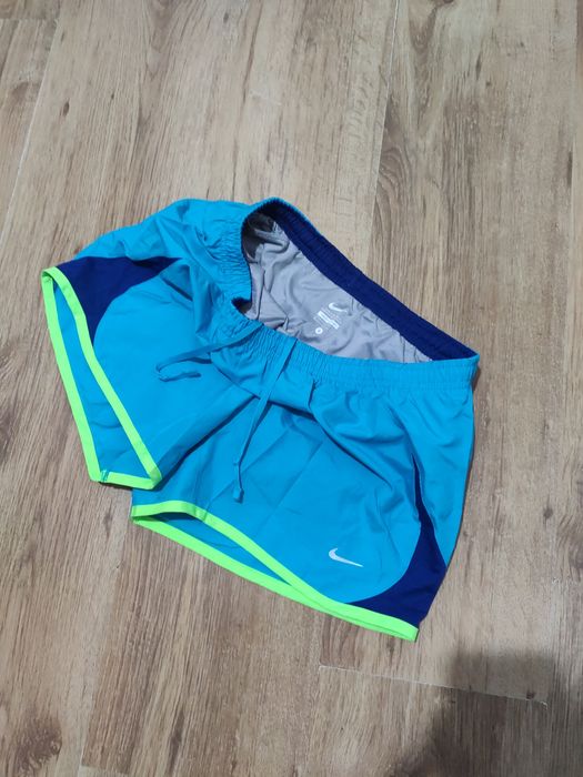 Pantaloni scurți de damă Nike mărimea S