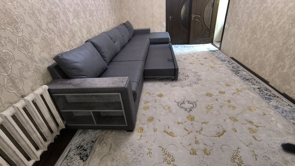 Мастер по мягкой мебели со своей бригадой