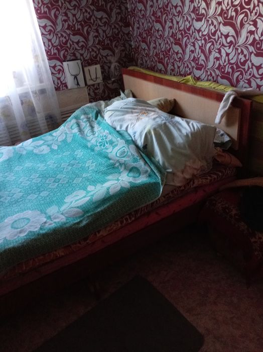 Кровать двухспалка. Нужно поменять на матраце поролон. В хорошем состо