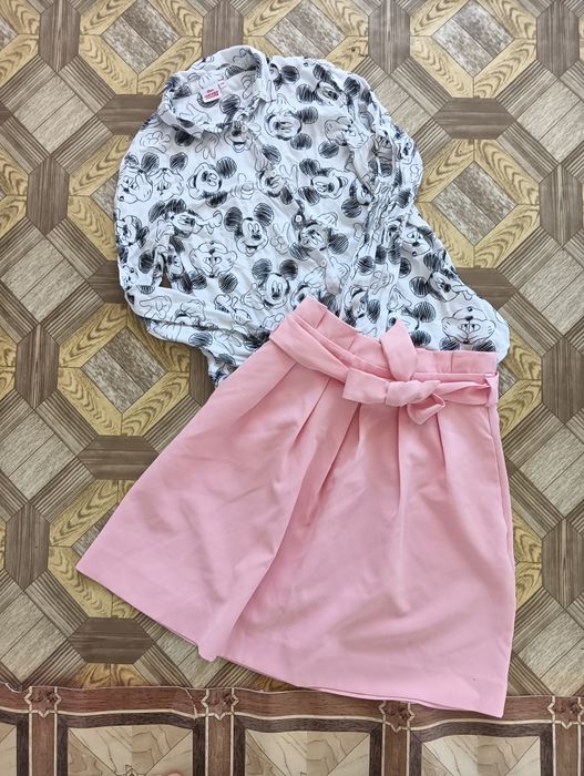 Cămașă albă cu imprimeu și fustă cu talie mărimea XS