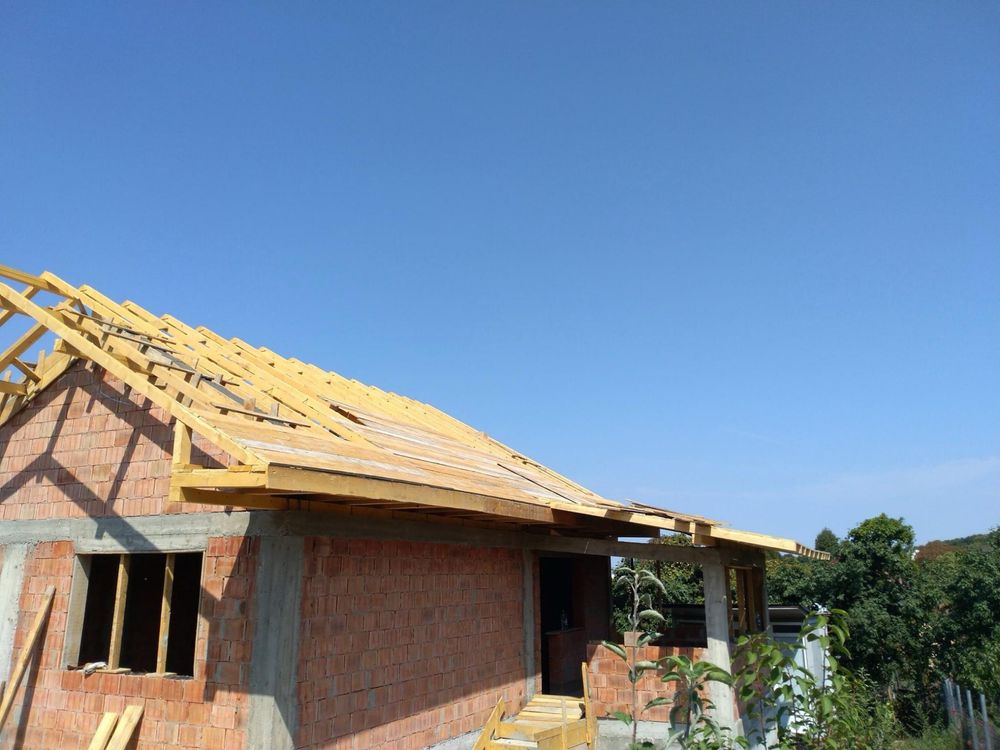 Executam acoperisuri reparatii