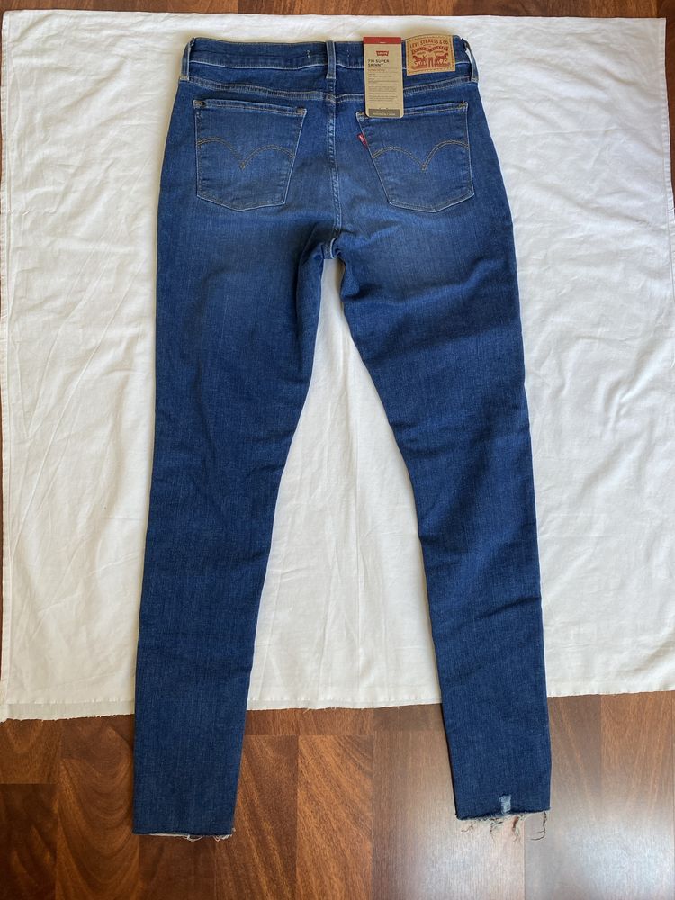 Blugi dama skinny si evazati Levis,marime 30/32 si 31/32