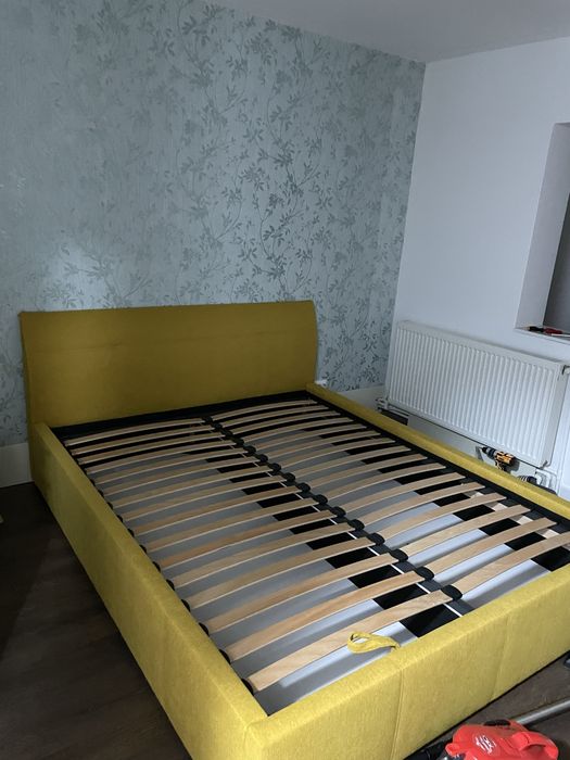 Pat tapițat cu saltea inclusă