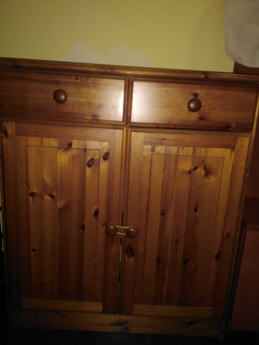 Vând dulăpior din lemn. Trebuie reconditionat