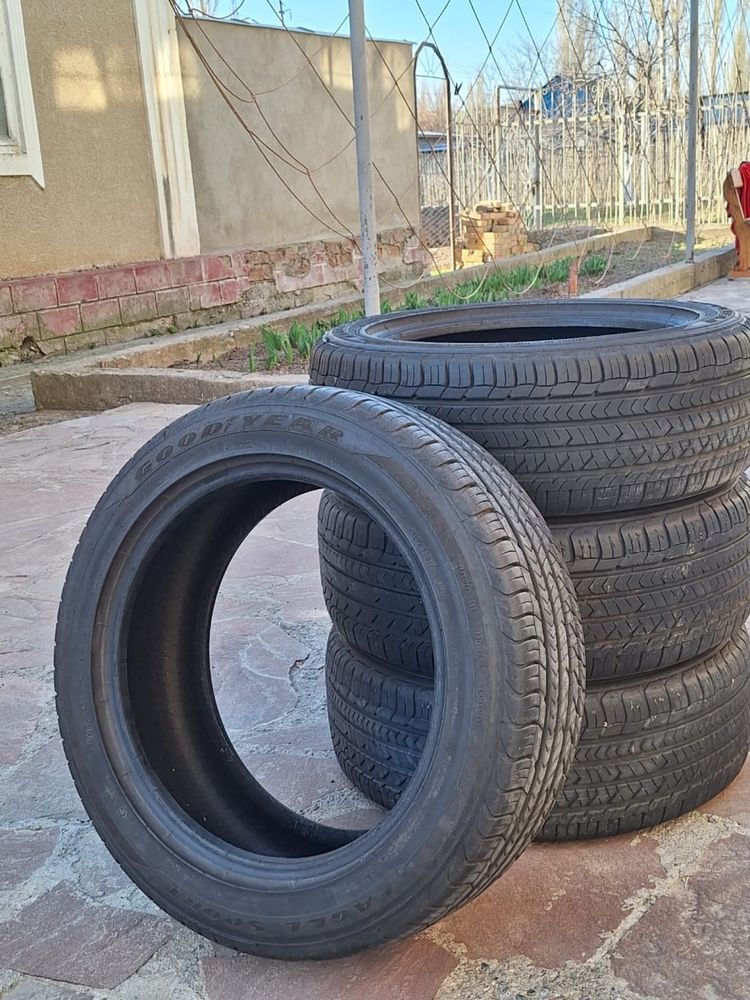 Шины 215/55/17 GOODYEAR. Летние почти новый 1-2 мес только ездили