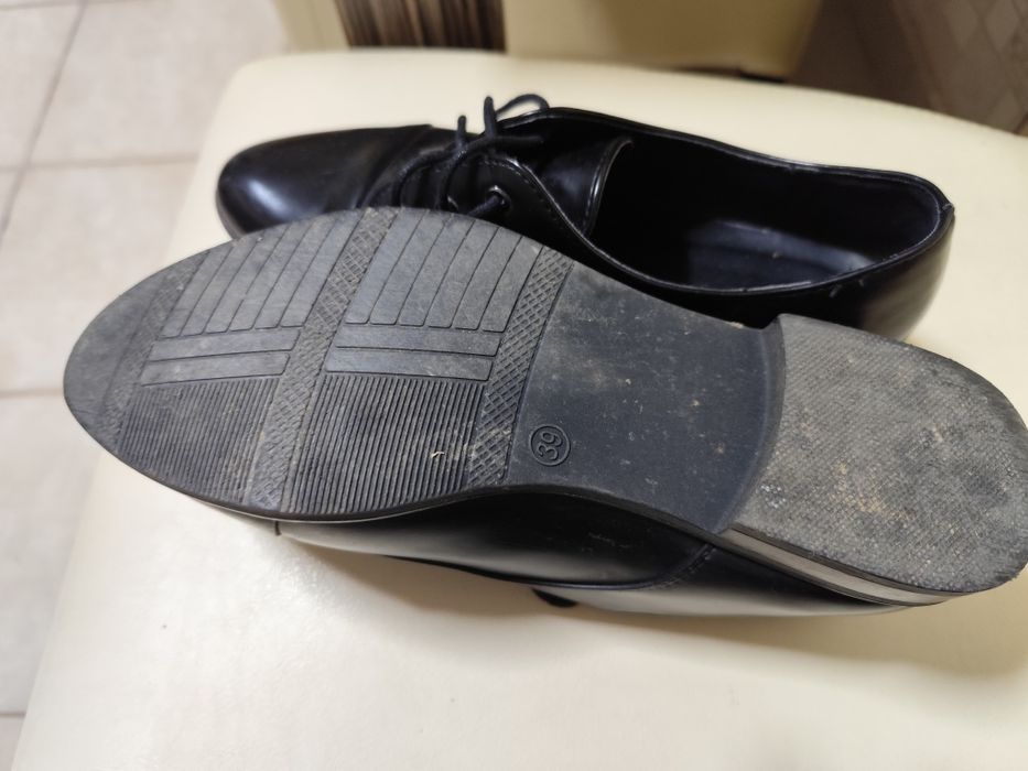 Vând pantofi mărimea 39.