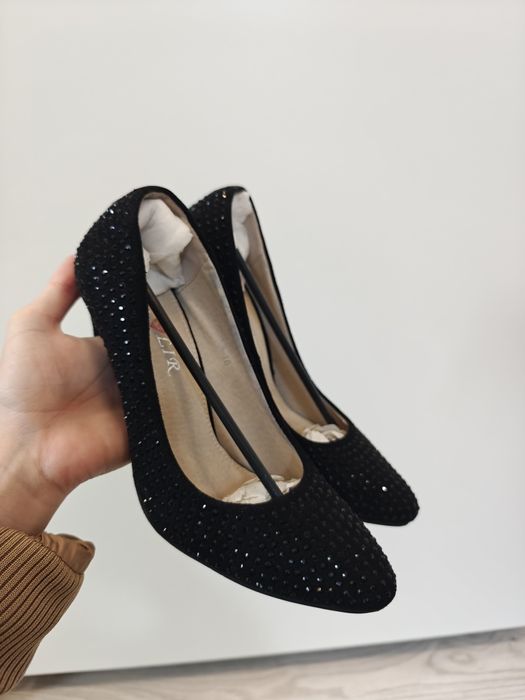 Pantofi cu toc și pietricele