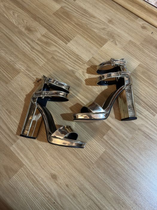 Sandale aurii lac sintetic