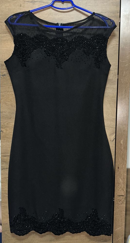 Rochie neagră de ocazie