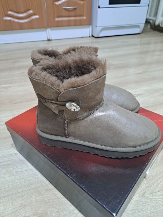 Продам Уги все натуральное овчинка