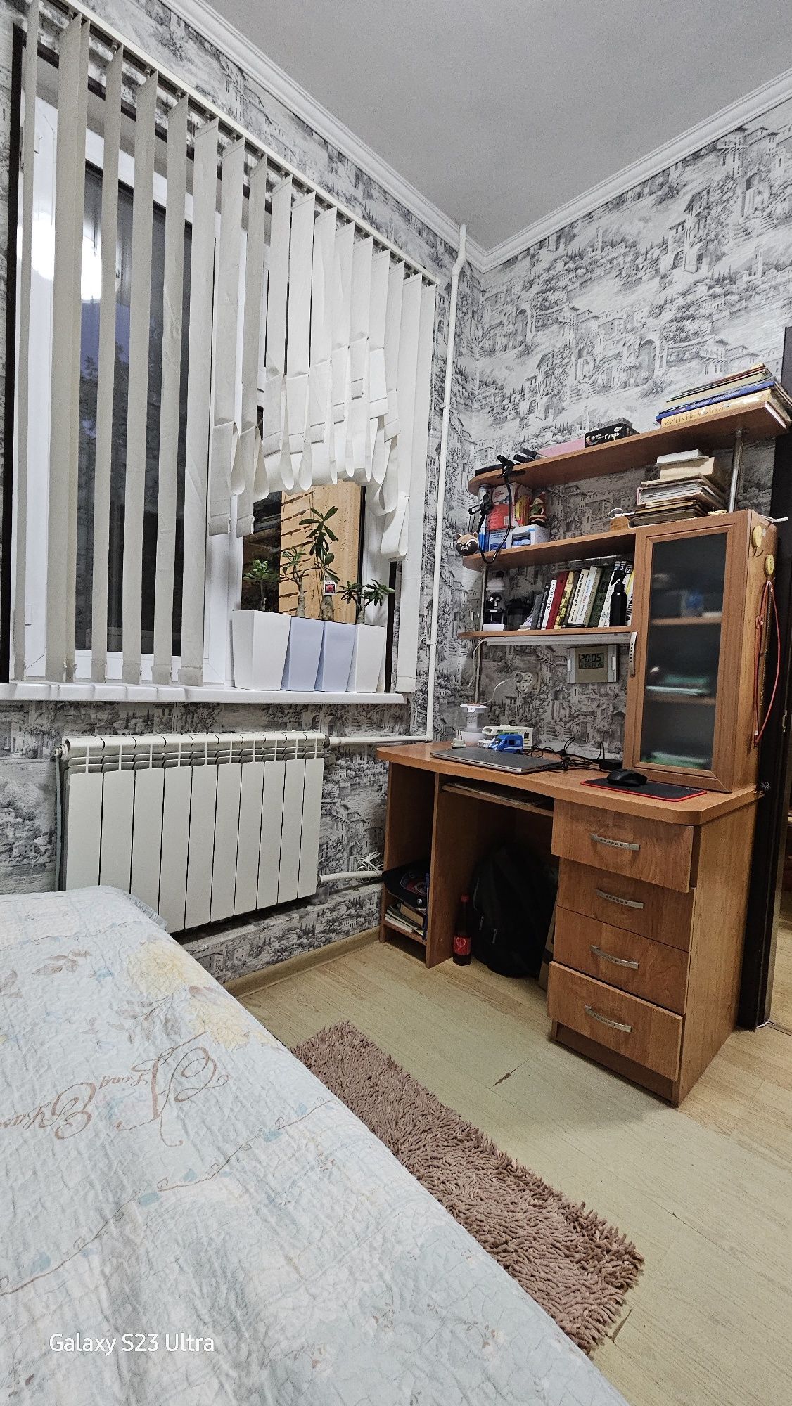 Срочно продаётся на Чиланзаре-12 (ярмарка у дороги) 2в3/2/5 с обстанов
