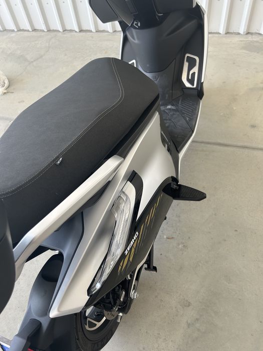 Vand scuter full electric cfmoto zeeho ae8+