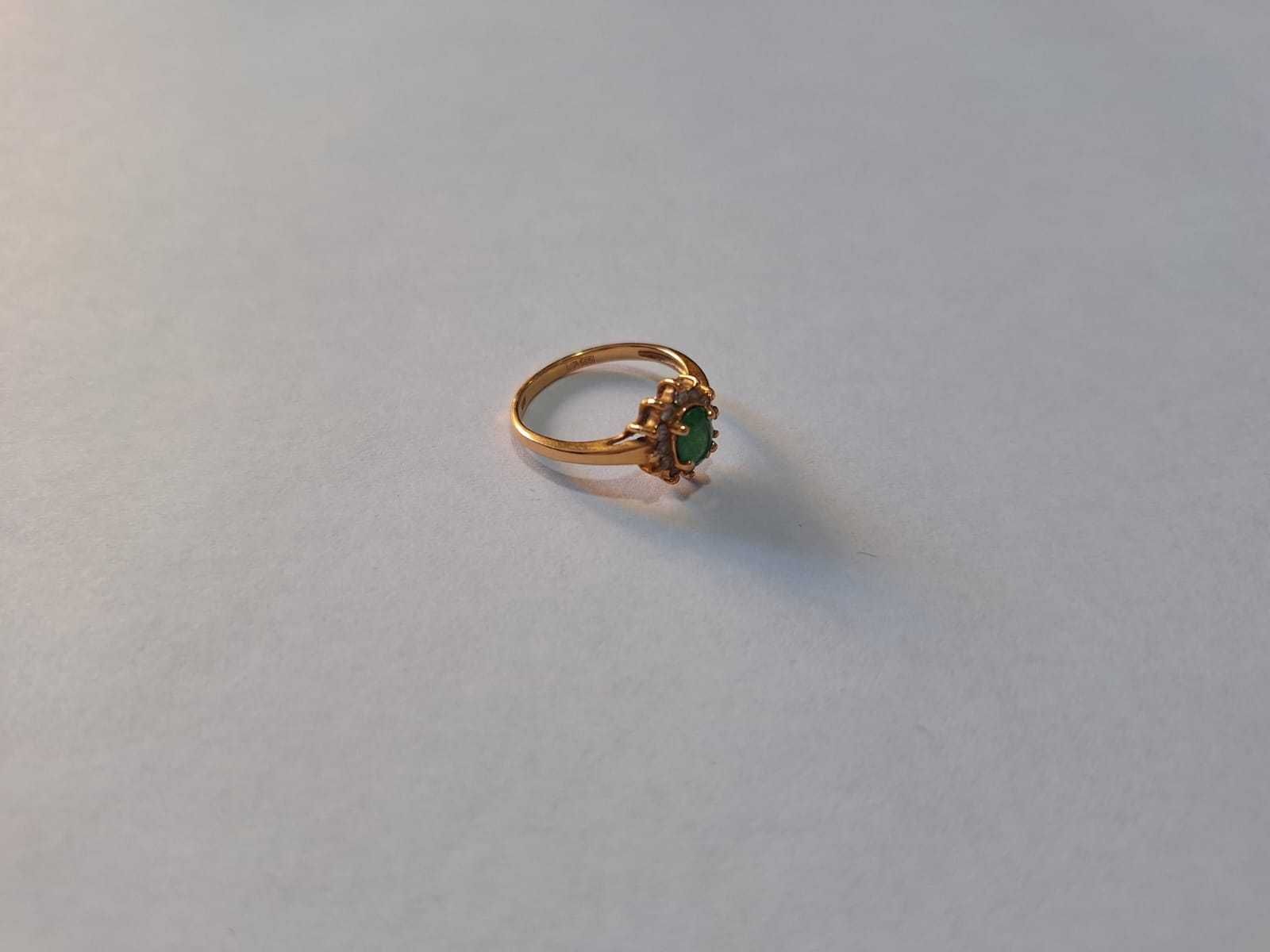 Кольцо золотое с изумрудом и бриллиантами