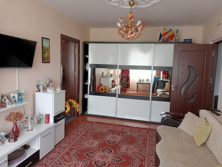 Vand apartment semidecomandat