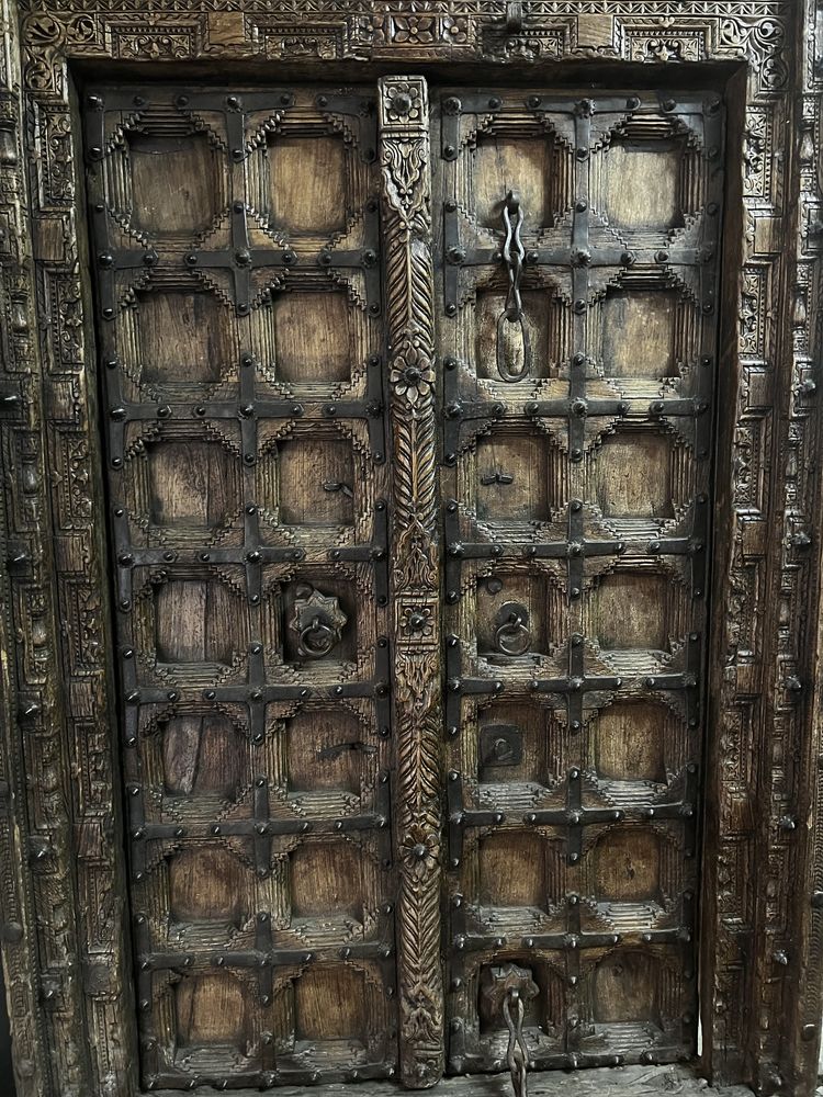 Usa veche de templu , sculptata din lemn de tec , India