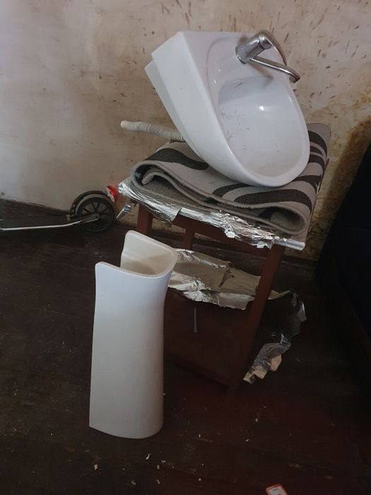 Vând ghiuveta ceramica cu tot cu baterie preț 250 ron