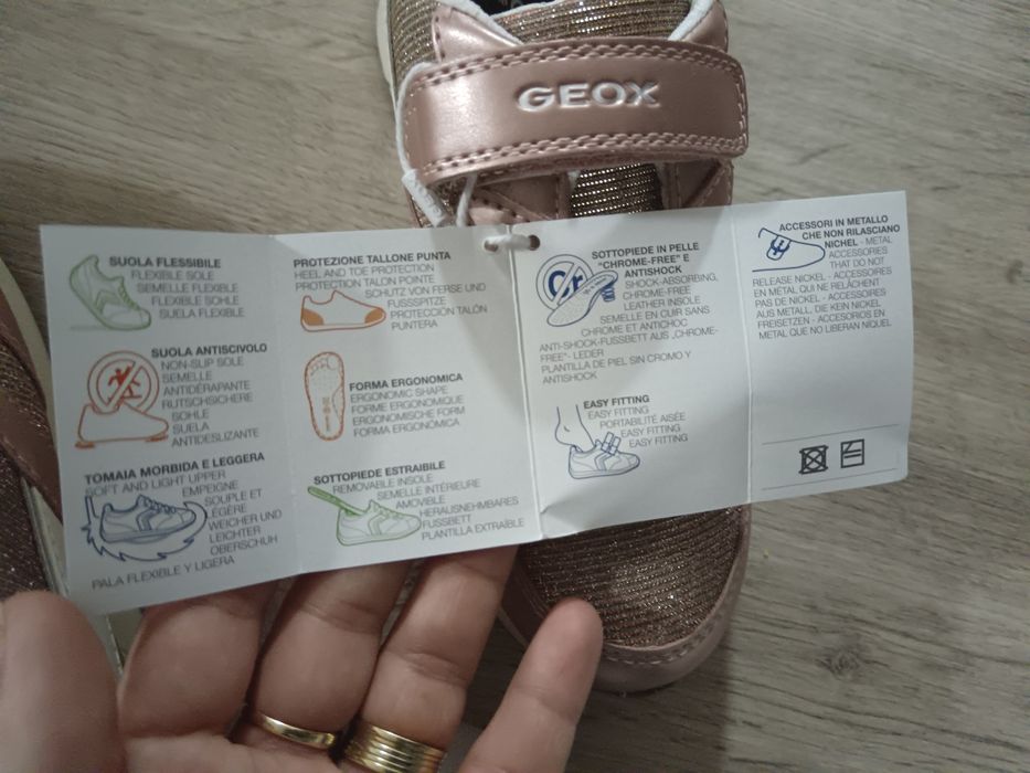 Vând adidași Geox
