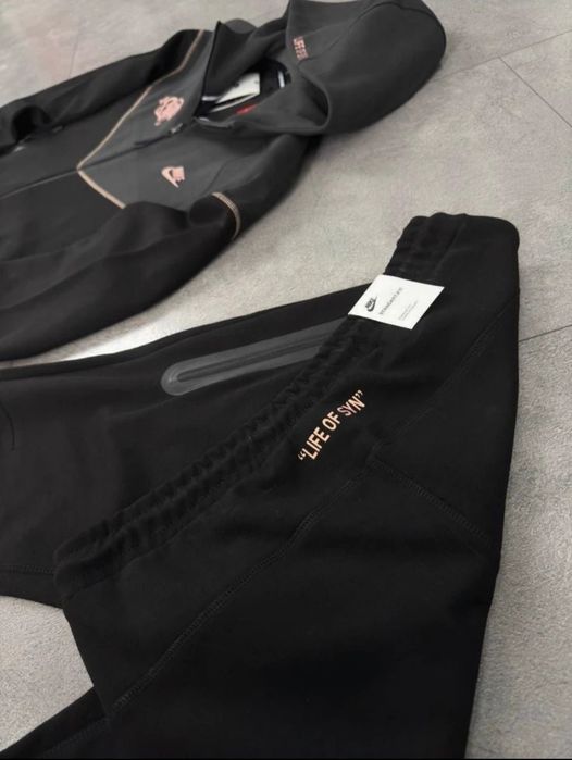 Nike Tech Syna World