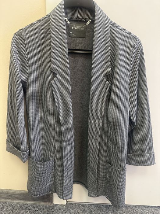 Женский пиджак очень легкий