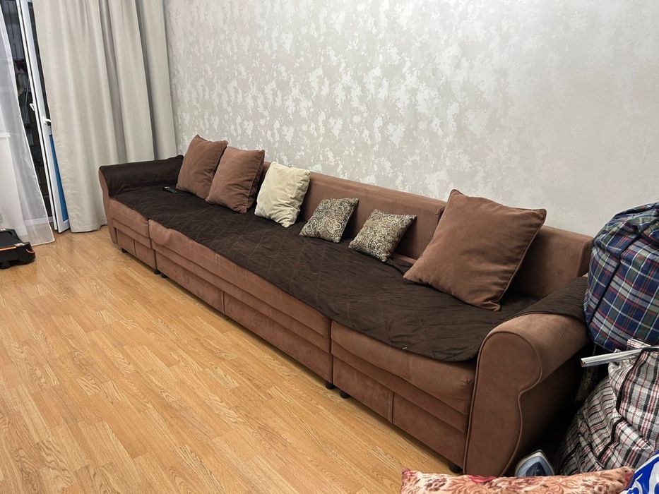 Продается диван размером в длину 4 м, в рабочем состоянии,