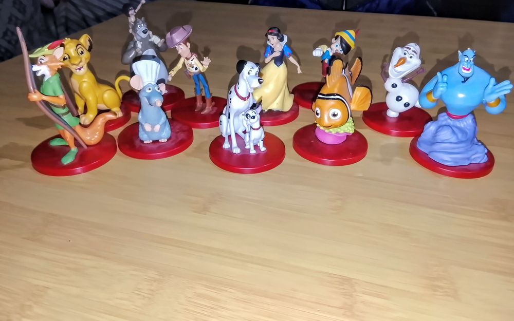 Продавам 11 боря аудио фигури на Дисни