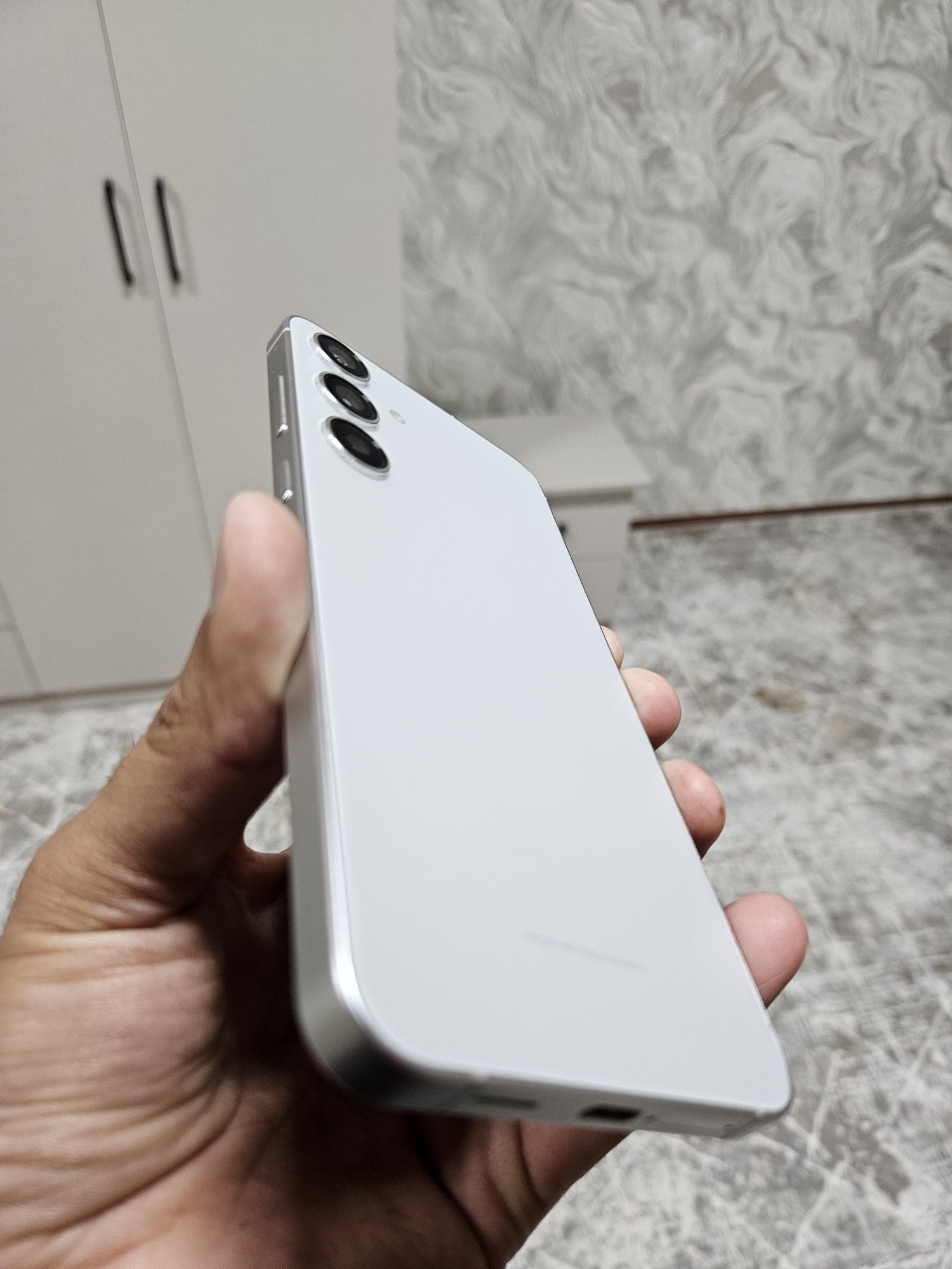Samsung s24 plus white titanium