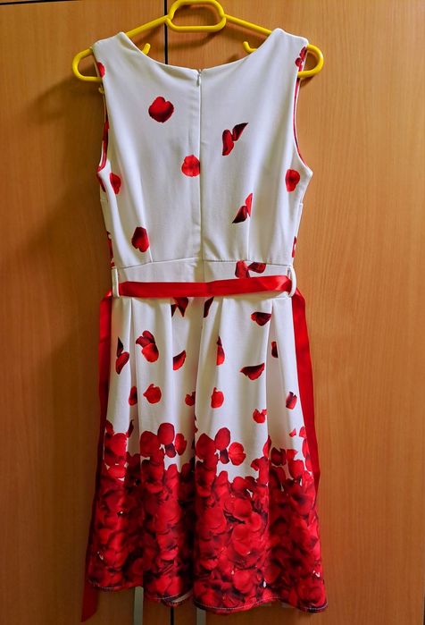 Vând rochita impecabila