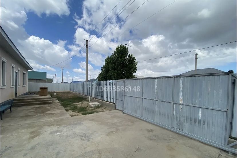 Частный дом в пригороде